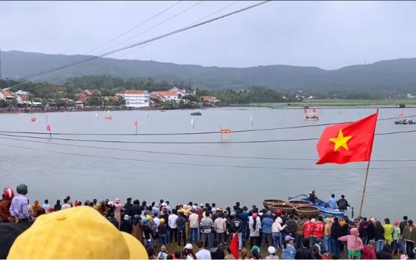 Lễ hội đua thuyền truyền thống 1