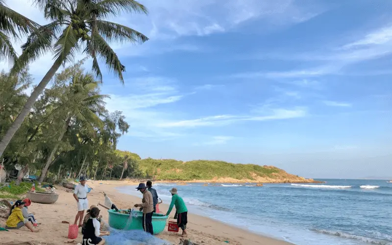 Trò chuyện cùng người dân biển Bãi Rạng