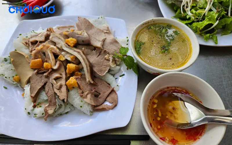 Quy Nhơn ăn gì ngon? Bánh hỏi cháo lòng